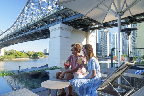 水辺のレストランで日光浴(C)Tourism Australia