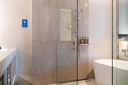 【ホテル日航バンコク】浴槽とシャワーが分かれている日系ならではのバスルーム  (C) Hotel Skip