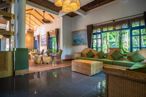 ラズレフーコック 開放感あるロビー