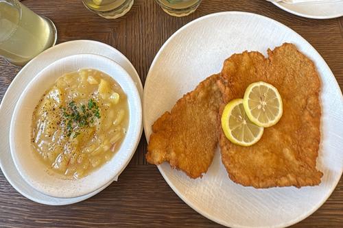 オーストリアの伝統料理 シュニッツェル/イメージ