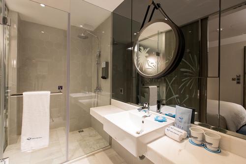 エアラインイン高雄　スタンダードツインルーム バスルーム