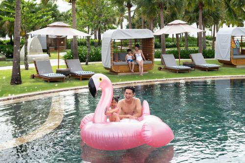 ニューワールド　ホイアナビーチリゾート　プール