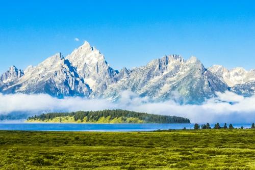 【ソルトレイクシティ】ジャクソンレイク越しに見えるティトン山脈／イメージ(C)Scenic Airlines Japan