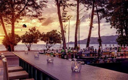 【DoubleTree by Hilton Phuket Banthai Resort】バー夕方/イメージ