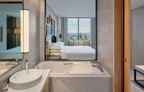 【Four Points By Sheraton Phuket Patong Beach Resort】ダブルルーム/お部屋一例