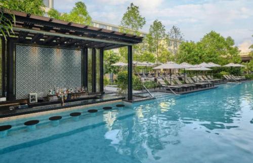 【Four Points By Sheraton Phuket Patong Beach Resort】ホテルプールバー/イメージ