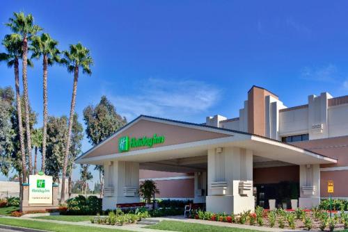 Holiday Inn&Suites Anaheim／外観イメージ (C)ベッツオンライン