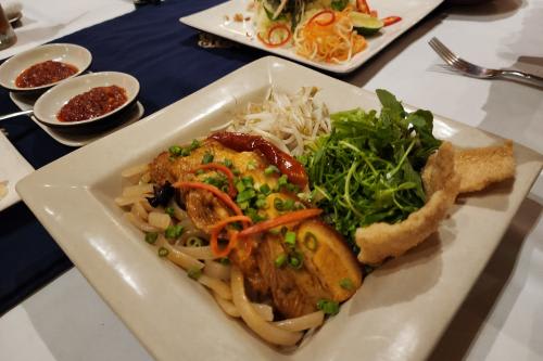 古都ホイアンの名物麺料理「カオラウ」