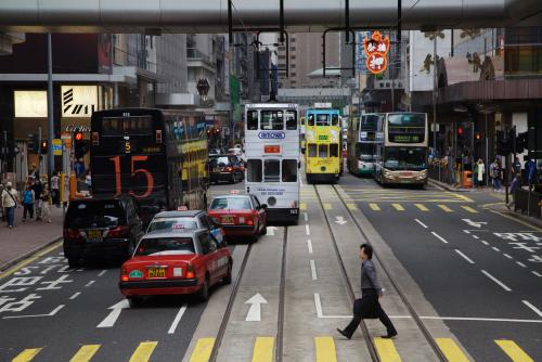 2階建てトラムやバスが行き交う香港島の街並み(イメージ)