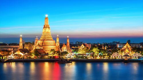 ワット・アルンの幻想的な夜景