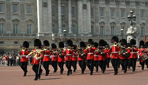 ロンドンとの周遊もおすすめ！バッキンガム宮殿の衛兵交替式（イメージ）