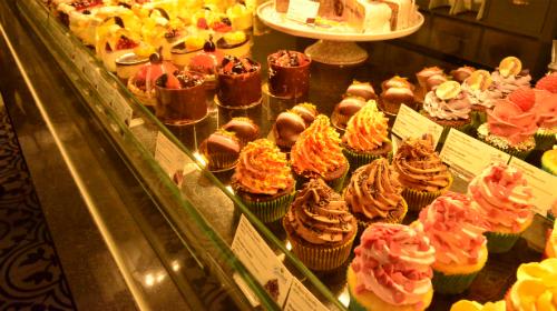 【ウィーン】ゲルストナー・カフェに並ぶ甘いケーキ（イメージ／社員撮影）