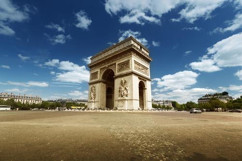 【パリ】ナポレオンの勝利を記念して建てられた凱旋門／イメージ