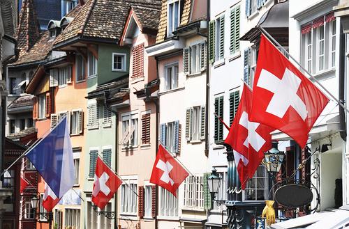 【チューリッヒ】スイスのフラッグが映える旧市街