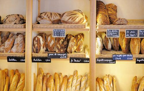 【パリ】たくさんの種類があるフランスパン／イメージ