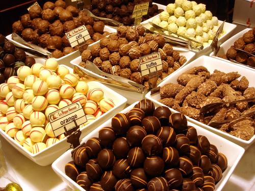 【ベルギー】チョコレートを食べながらの散策もおすすめです（イメージ）