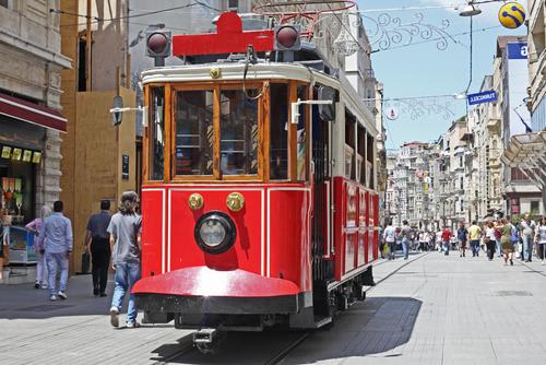 【イスタンブール】街を走るレトロなトラム/イメージ