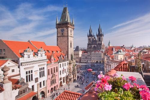 【プラハ】「百塔の街」と言われる美しい建築が建ち並ぶ旧市街広場（イメージ）