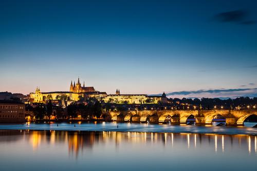 【プラハ】夜は美しくライトアップされるプラハ城とカレル橋（イメージ）