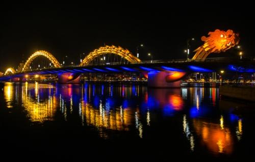 土・日曜日の夜に火を噴く観光名所「ロン橋」