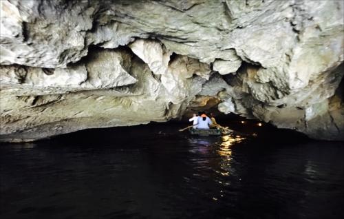 チャンアンクルーズでは洞窟の中にも入っていきます