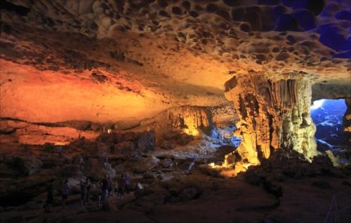 神秘的な洞窟探検も楽しいハロン湾