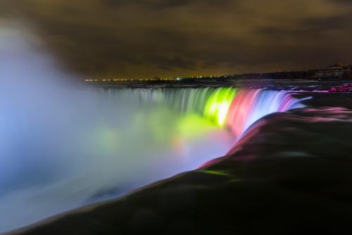 *ライトアップされた夜のナイアガラ滝