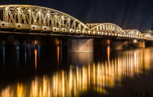 ライトアップが美しい「チャンティエン橋」