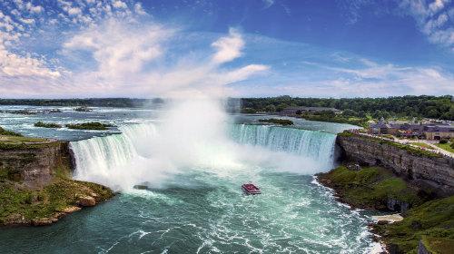 *HORNBLOWER NIAGARA CRUISES　写真提供：オンタリオ州観光局
