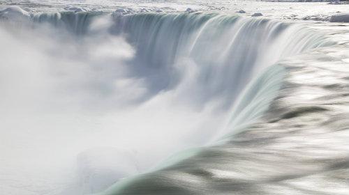 *ナイアガラの滝　写真提供：オンタリオ州観光局