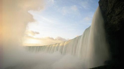 *ナイアガラの滝　写真提供：オンタリオ州観光局