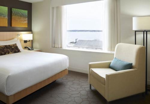 【デルタプリンスエドワード】Queen Guest Room/イメージ (C)Delta Hotels Prince Edward