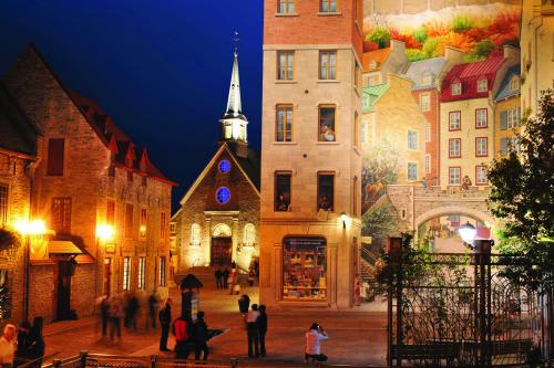 *ロウワータウン最大の見どころと勝利のノートルダム教会　(C)Jean-Francois Bergeron, Enviro Foto