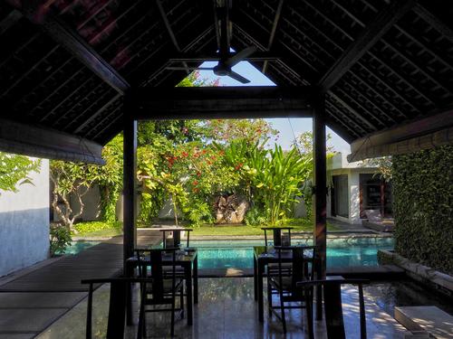 【アマラ】オシャレな屋外プール