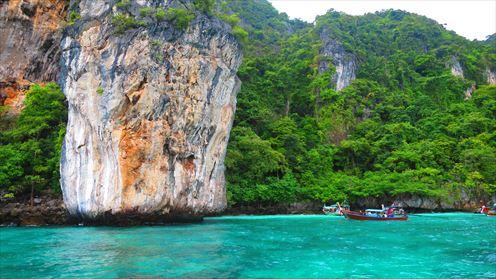 美しい海が広がるピピ島(弊社スタッフ撮影)