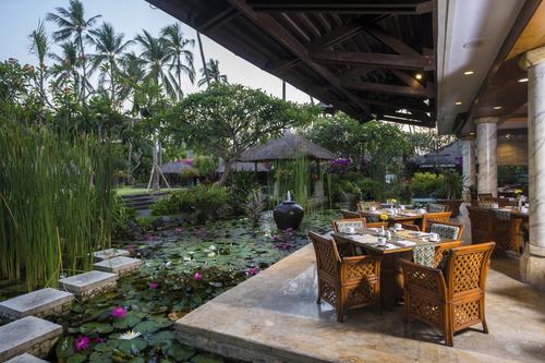 【ヌサドゥアビーチホテル】「Wedang Jahe Restaurant」蓮の池を眺めながらビュッフェ式の朝食を