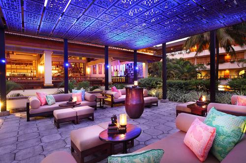 【ヌサドゥアビーチホテル】オープンエアーバー「The Lobby Bar」日中は軽食を、夕方はカクテルやワインなどのアルコールも