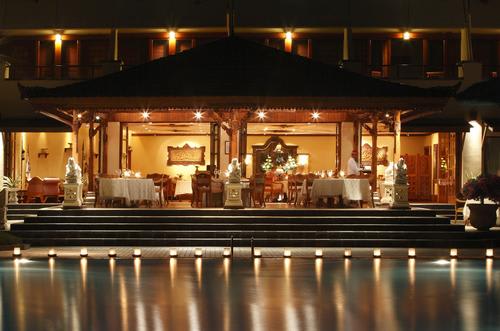 【ヌサドゥアビーチホテル】「ラジャス・バリニーズ・レストラン」王宮スタイルの料理を楽しめます