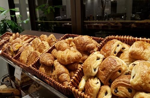 【ヌバタ】朝食で人気の焼き立てパン