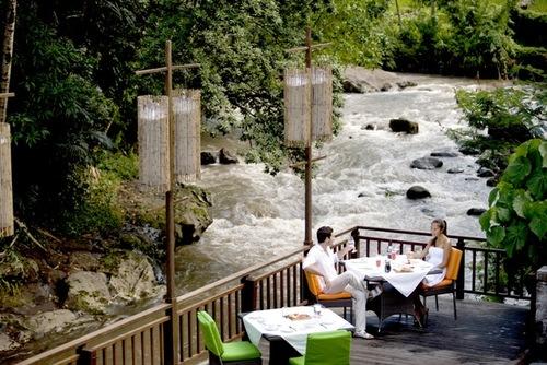 【サマヤウブド】『スウェプトアウェイ』アユン川を臨む素晴らしいロケーションのレストラン
