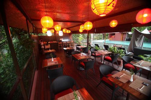 【ジャングルリトリート】ルーフトッププールサイドにある日本食レストラン