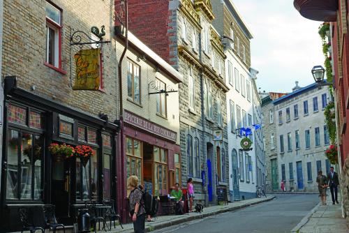 *ヨーロッパのような街並み　(C)Guy Lessard