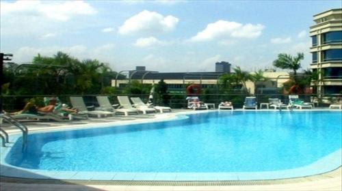 【ウィンダムシンガポール（旧ペニンシュラエクセシオール）】2つの屋外プール(＠MIKI TRAVEL)