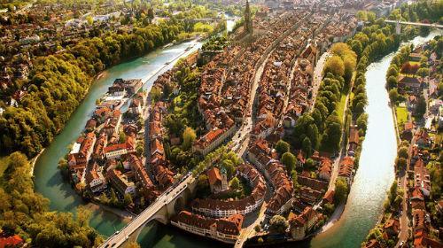 【ベルン】アーレ川に囲まれた旧市街/イメージ 写真：スイス政府観光局/Terence du Fresne