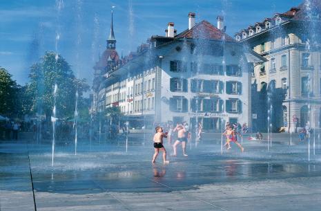 【ベルン】連邦広場/イメージ 写真：スイス政府観光局/Christof Sonderegger