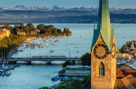 【チューリッヒ】リマト湖とアルプス／イメージ 写真：スイス政府観光局/Jan Geerk