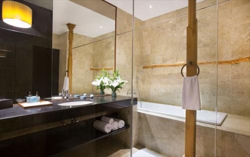 【サダラ ブティックリゾート】高級感のあるバスルーム