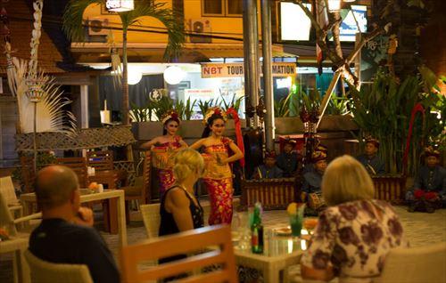 【ザ サンホテル】ディナータイムにはダンスや歌などのイベントがある事も／イメージ