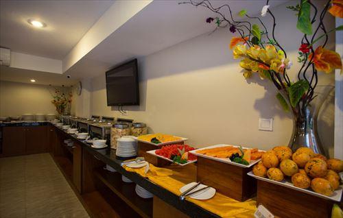 【ザ・サンホテル】朝食ビュッフェ。数種類の新鮮なフルーツも並びます(イメージ）