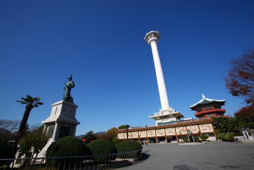 龍頭山公園　釜山タワー（写真提供：韓国観光公社）